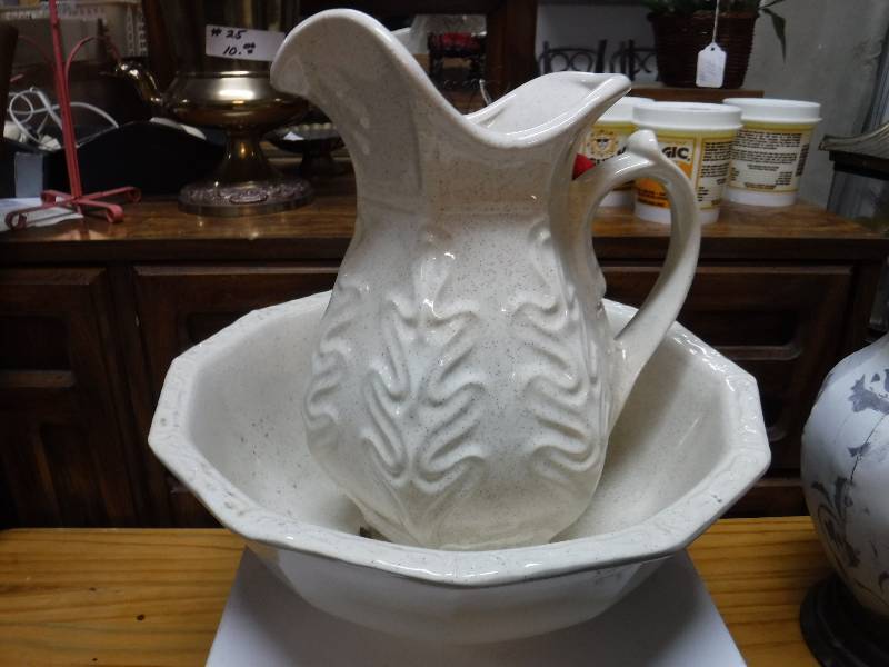 lot 3222 image: Wash basin with pitcher