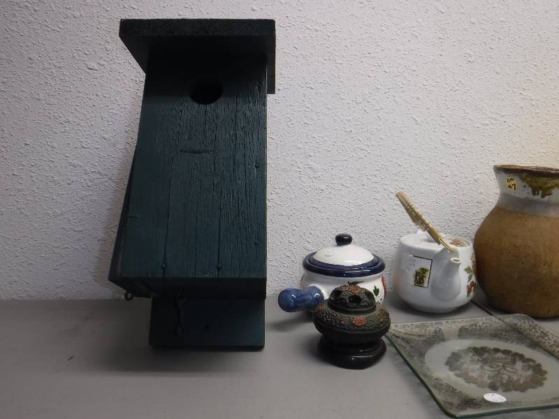lot 3229 image: Bird House and Decor