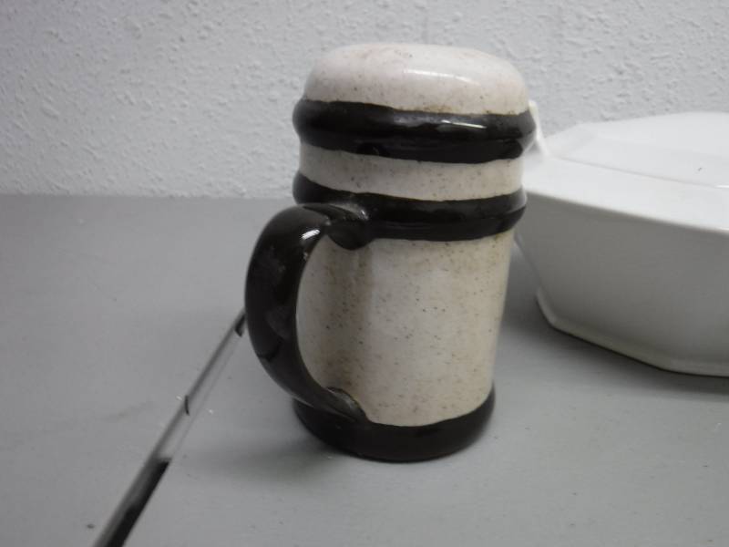 lot 3244 image: Salt Pepper Gravy Boat