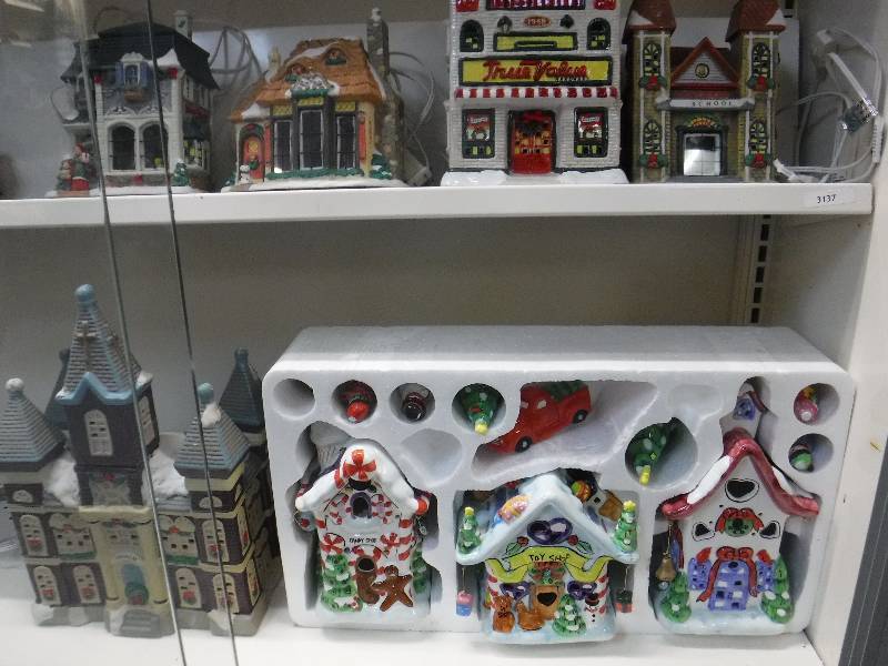 lot 3246 image: Lighted christmas decorations