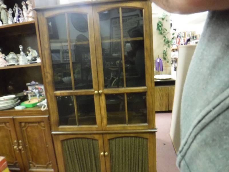 lot 3256 image: Wood entertainment with speakers built in