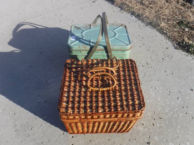 lot 3331 image: picnic baskets