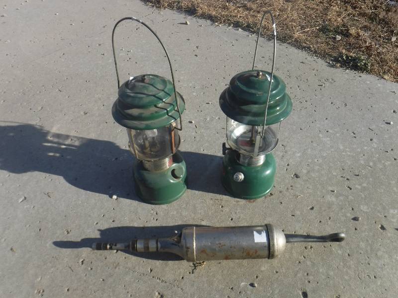 lot 3332 image: Green COLEMAN Lanterns