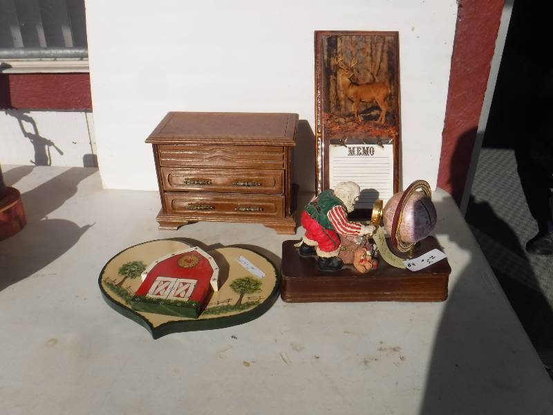 lot 3272 image: Home decor Lot