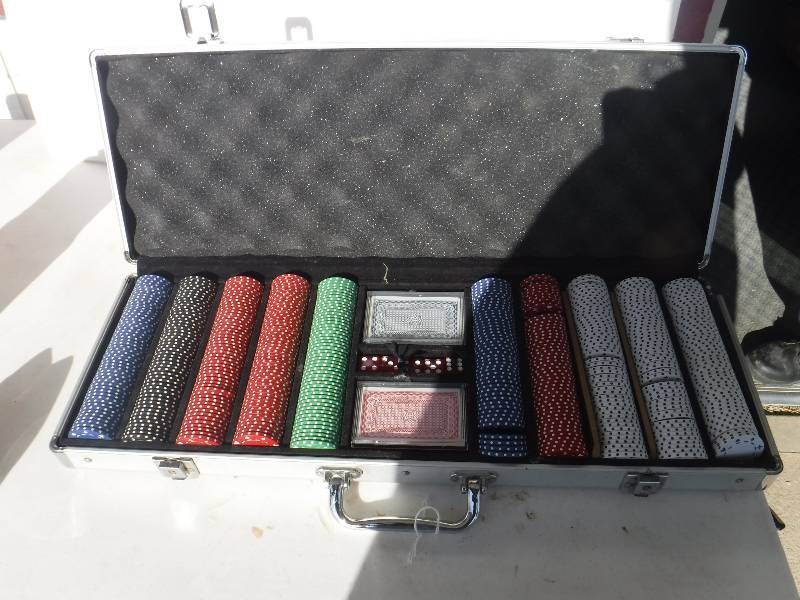 lot 3274 image: Poker chip set