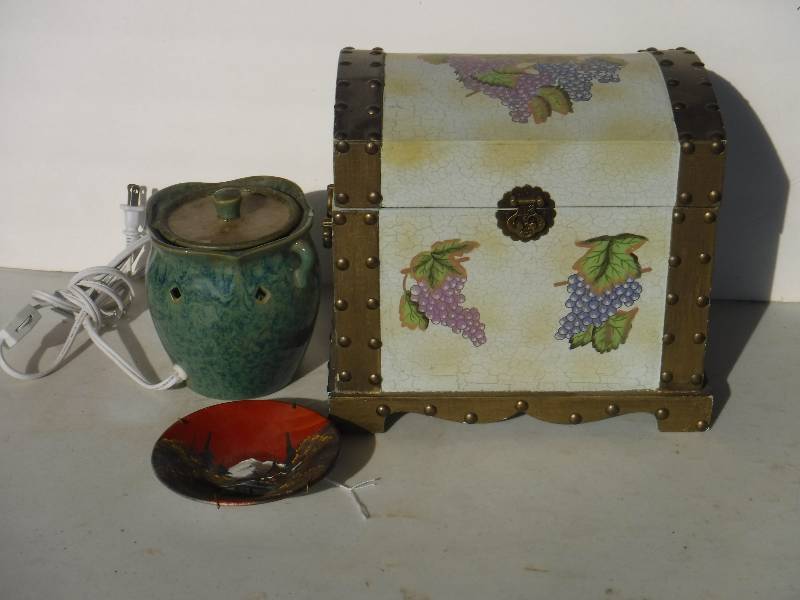 lot 3275 image: More home decor