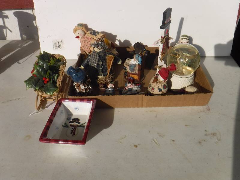 lot 3286 image: Christmas decor