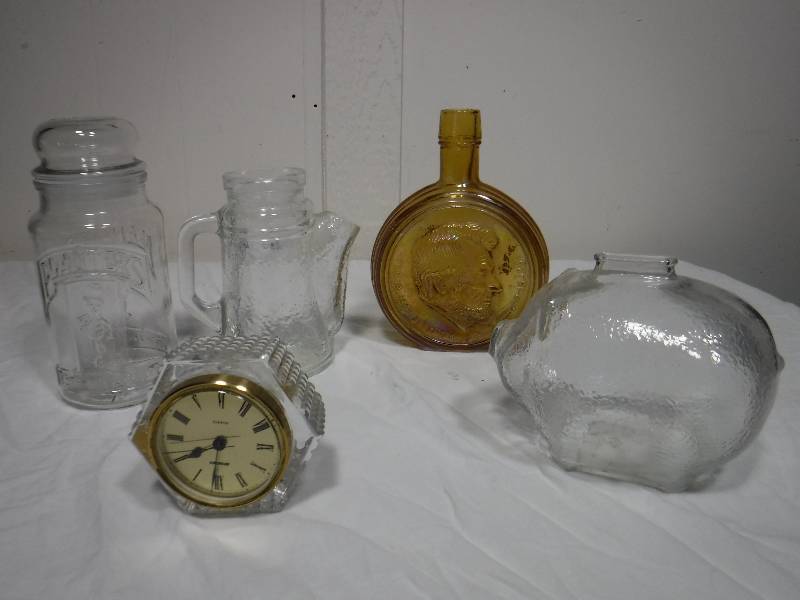 lot 3293 image: Glass decor