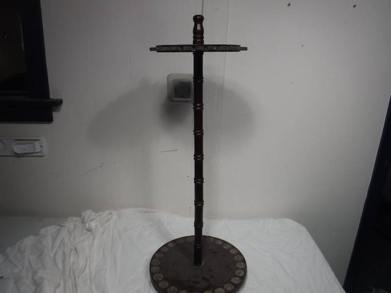 lot 3348 image: pool cue holder