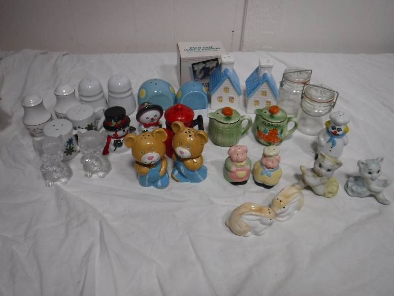 lot 3309 image: salt and pepper shakers collection