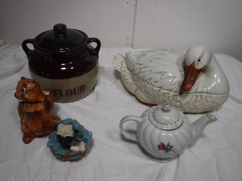 lot 3317 image: Kitchen Decor