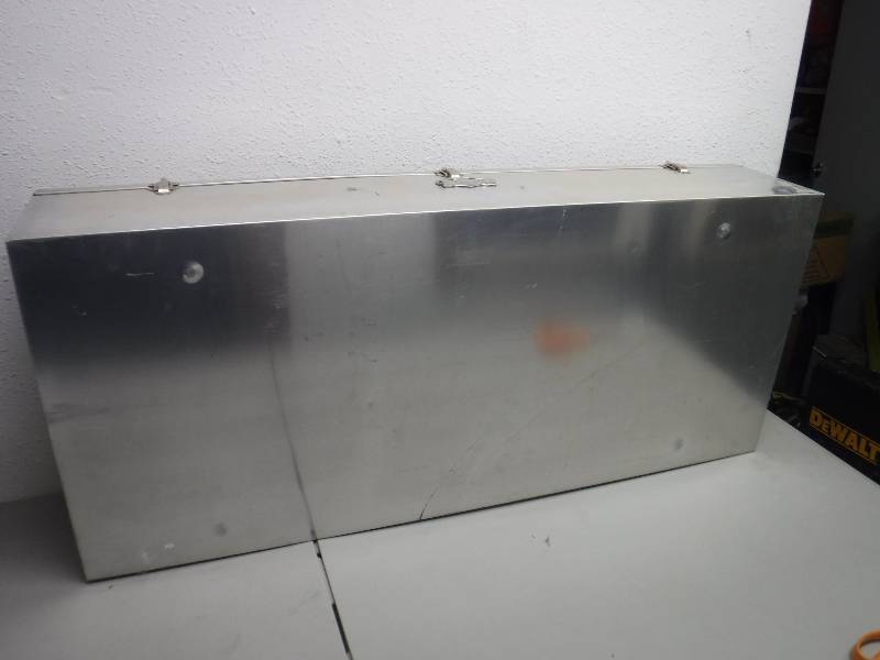 lot 3369 image: aluminum box