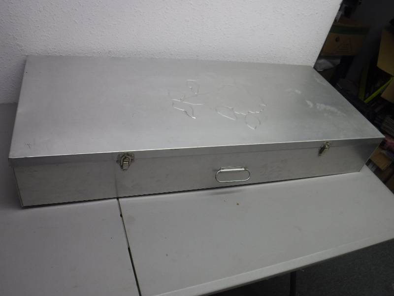 lot 3370 image: aluminum box