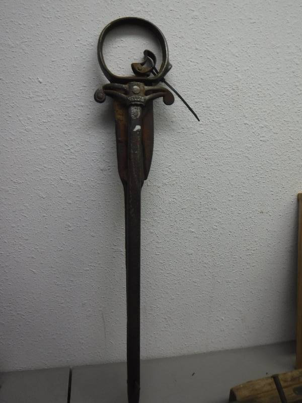 lot 3215 image: Antique Cast iron hay harpoon
