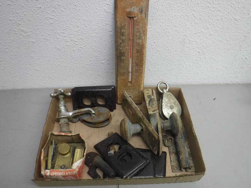 lot 3380 image: Flat of misc