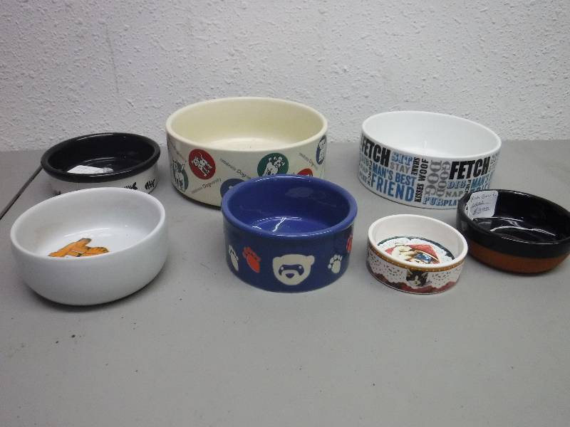 lot 3392 image: Pet Dishes