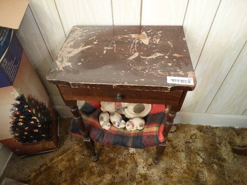 lot 275 image: Vintage phone table & cat decor
