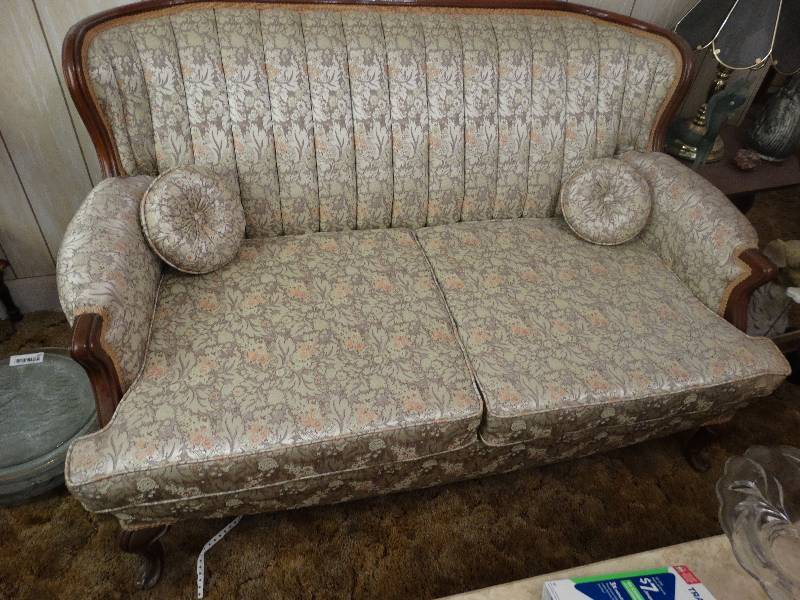 lot 280 image: Beautiful vintage loveseat w pillows