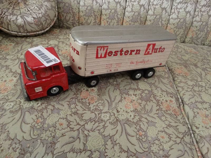 lot 282 image: Antique metal truck