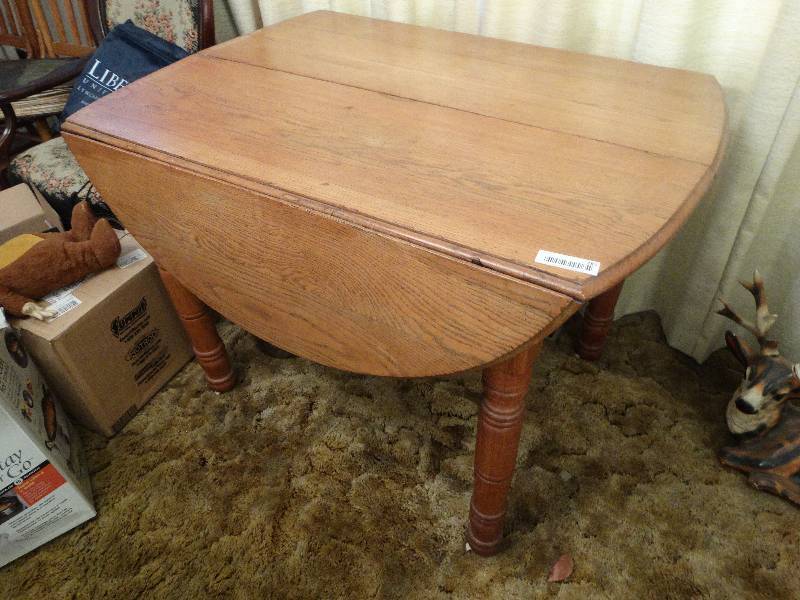 lot 285 image: Antique oak drop leaf table