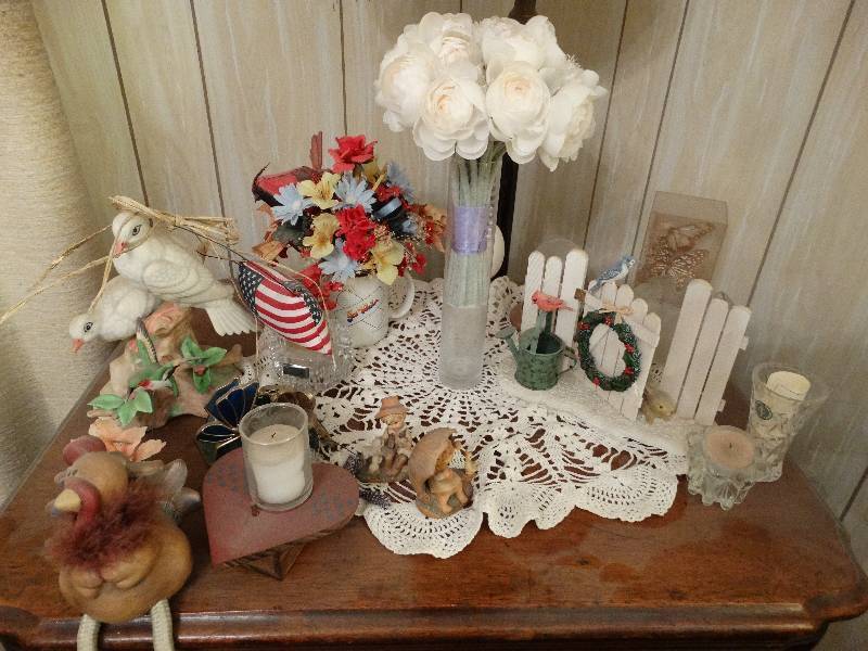 lot 288 image: Lot of various home decor items.