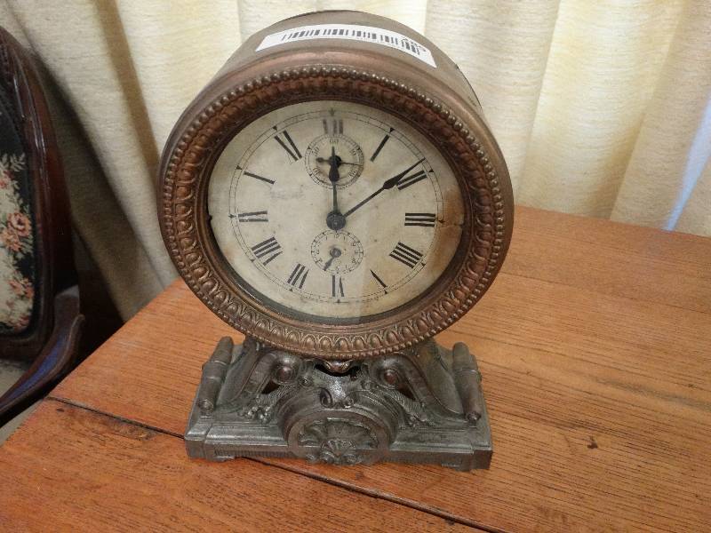 lot 289 image: Vintage brass table clock- Made in USA