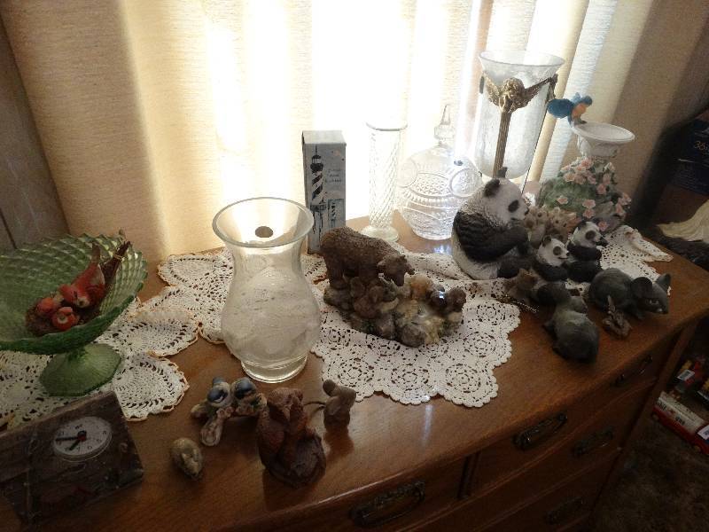 lot 297 image: Lot of various home decor items.