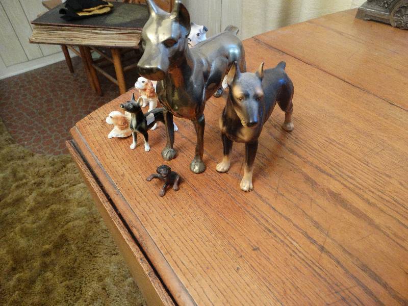 lot 300 image: Lot of Dog figurines