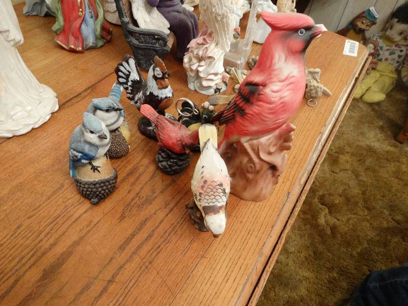 lot 301 image: Lot of Bird figurines