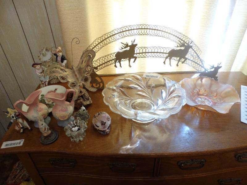 lot 302 image: Lot of various home decor items.