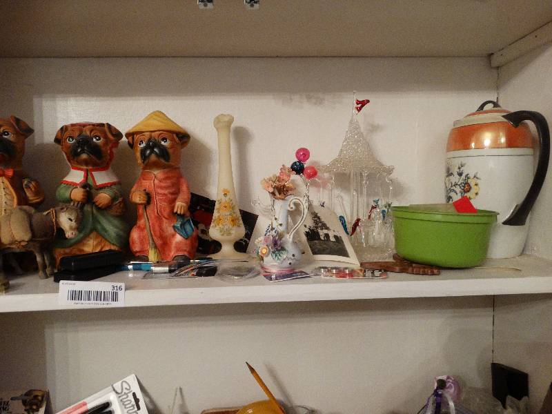 lot 316 image: Shelf of various decor items