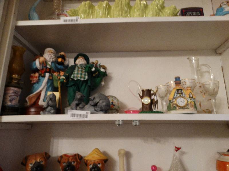 lot 317 image: Shelf of various decor items