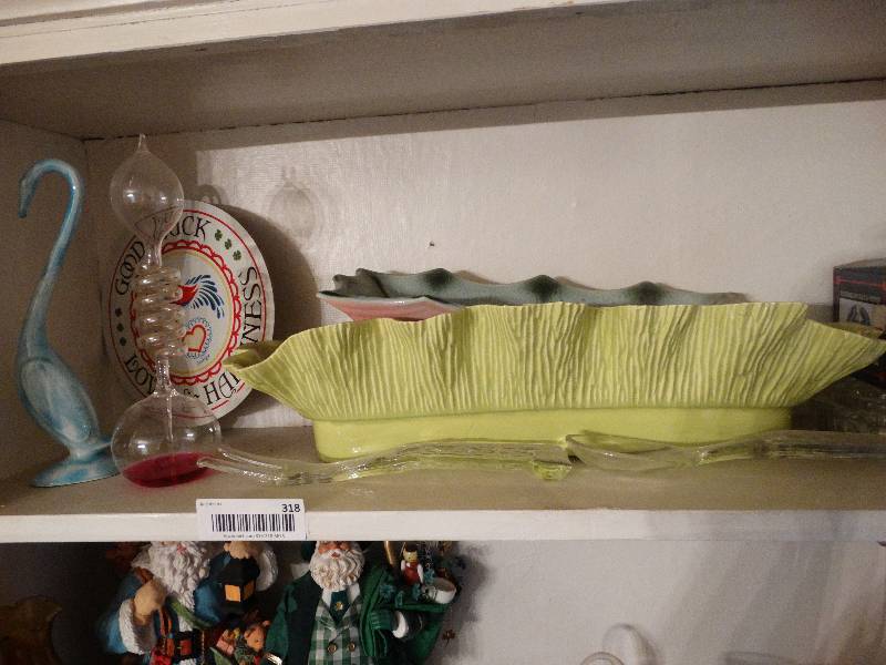 lot 318 image: Shelf of various decor items