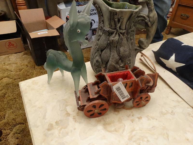 lot 322 image: Lot of various decor items