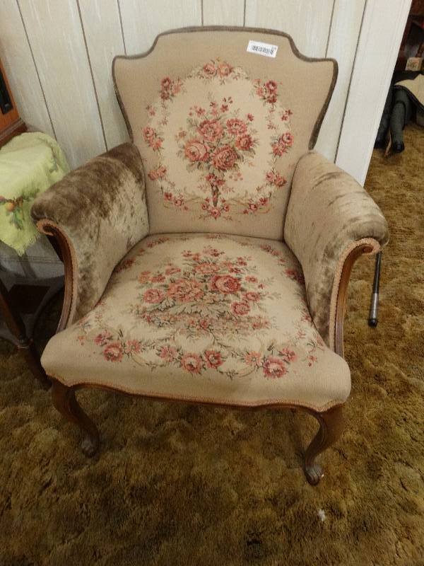 lot 326 image: Vintage padded chair