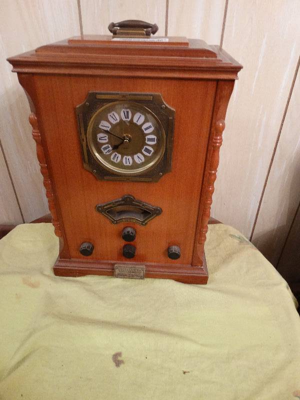 lot 327 image: Thomas collector edition radio