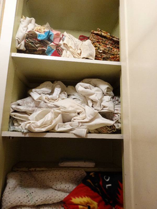 lot 329 image: Lot of various linens