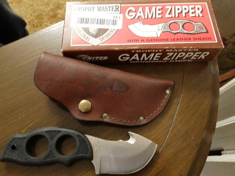 lot 343 image: Game zipper skinning knife w sheath
