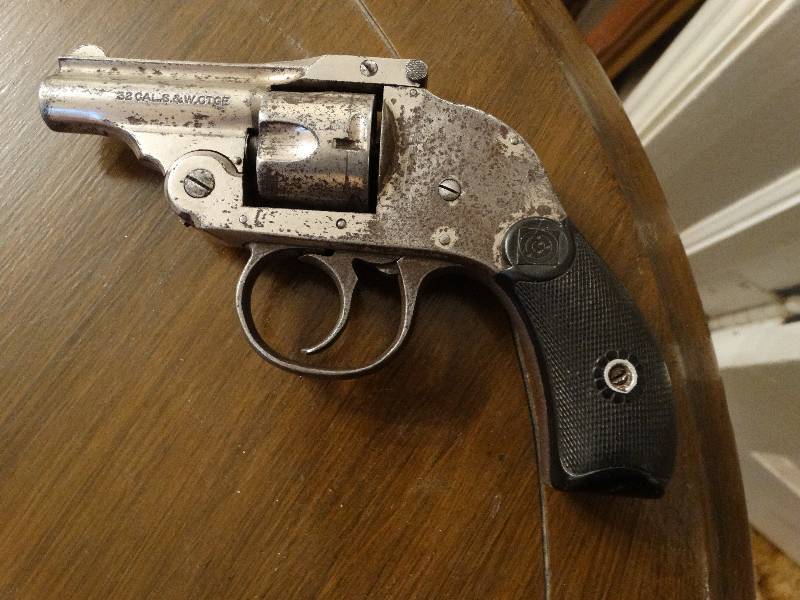 lot 354 image: H&R Arms vintage .32 cal hand gun