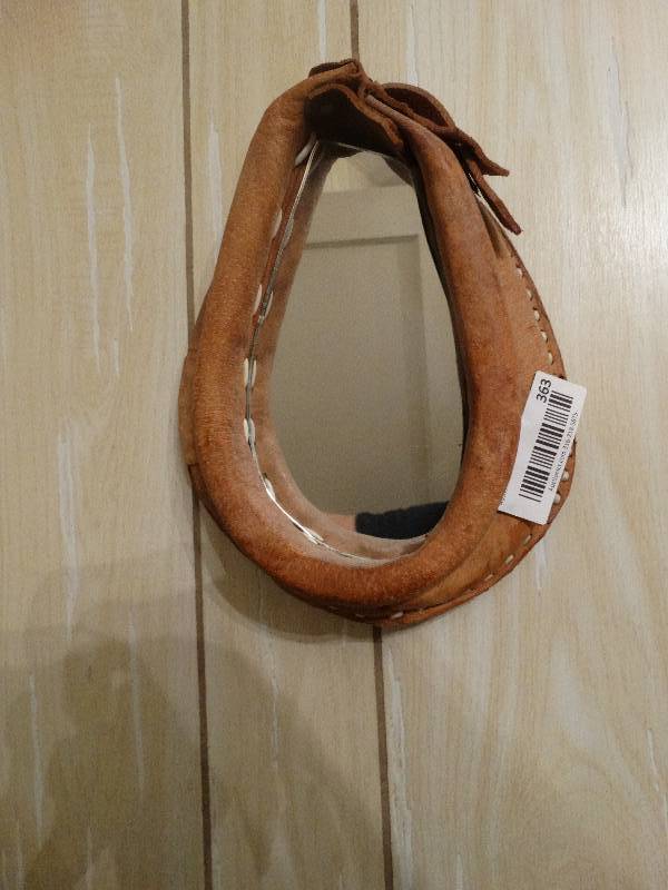 lot 363 image: Small horse collar mirror