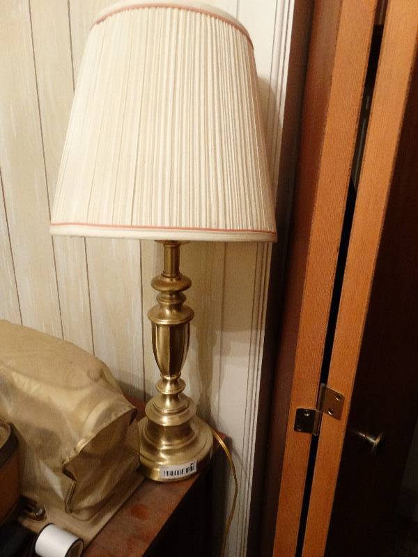 lot 367 image: Brass lamp w shade