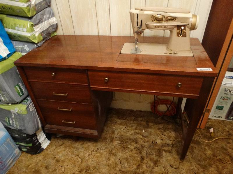 lot 369 image: Singer sewing machine w cabinet & sewing notions