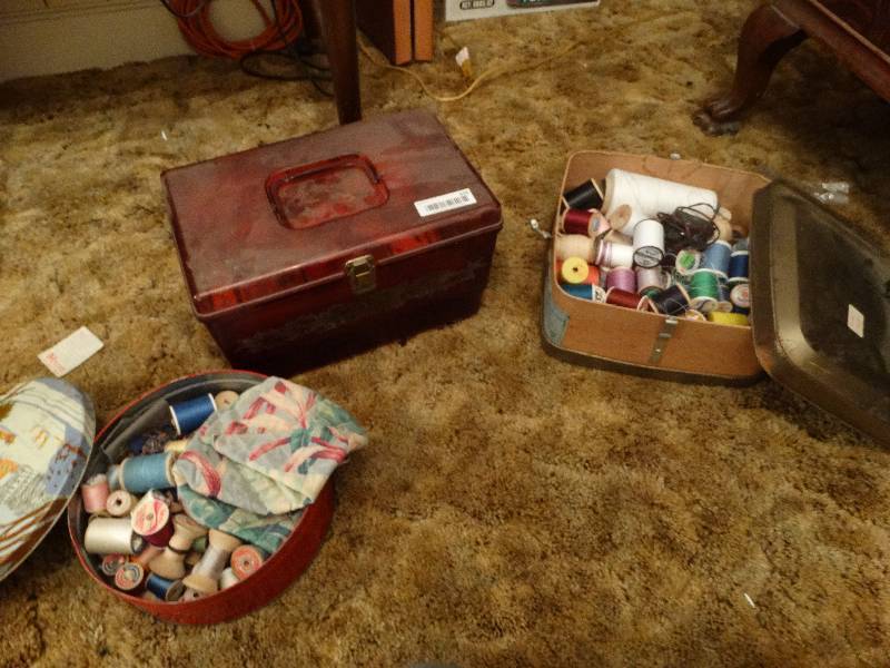 lot 370 image: Lot of sewing notions