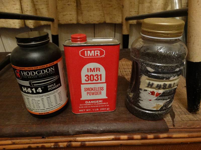 lot 388 image: Lot of smokeless powder for reloading