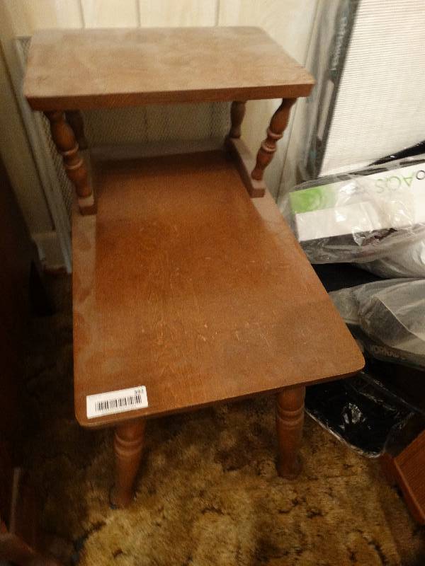 lot 392 image: Vintage end table