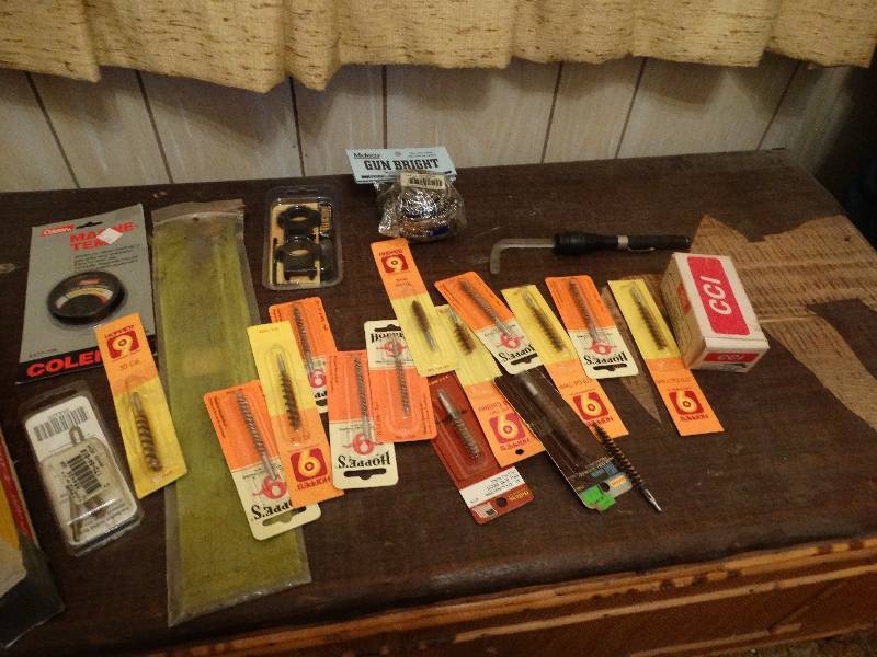 lot 423 image: Lot of various gun cleaning items