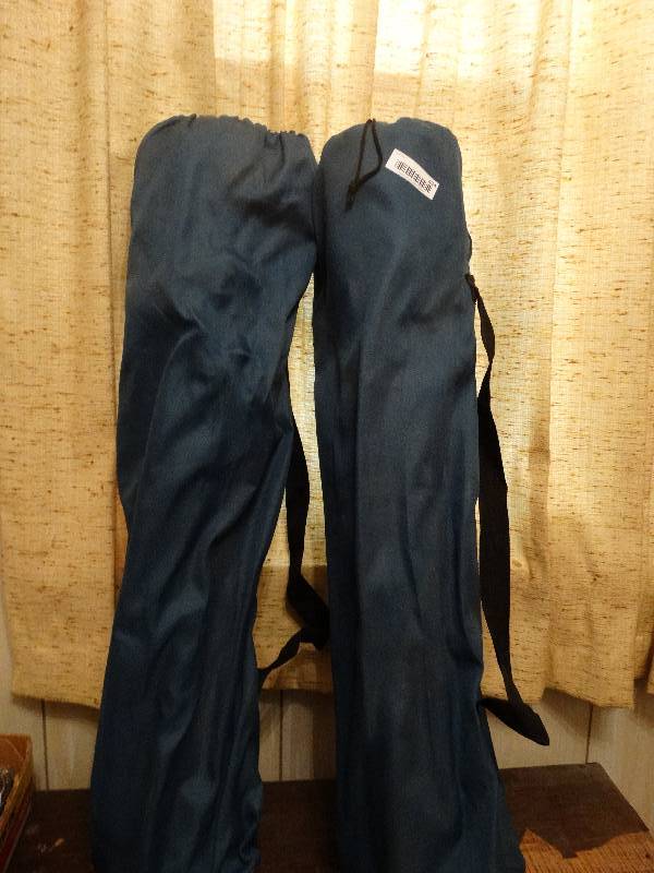 lot 424 image: 2 folding camp chairs