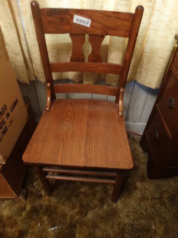 lot 425 image: Antique wood chair