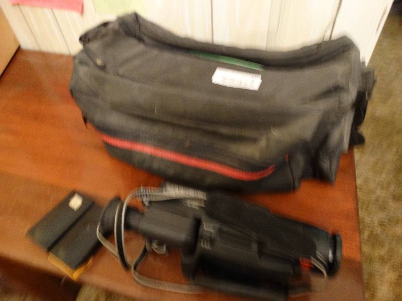 lot 428 image: Canon video camera w bag