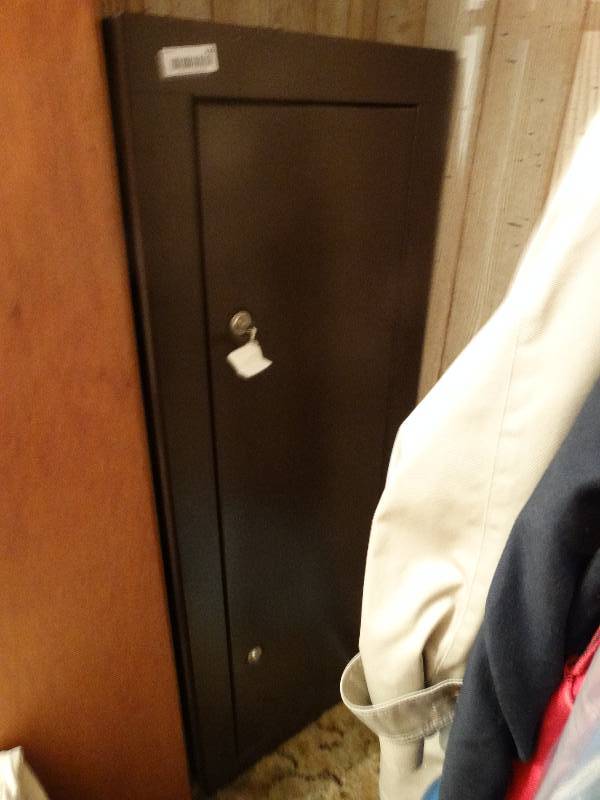 lot 435 image: HMC gun safe w keys